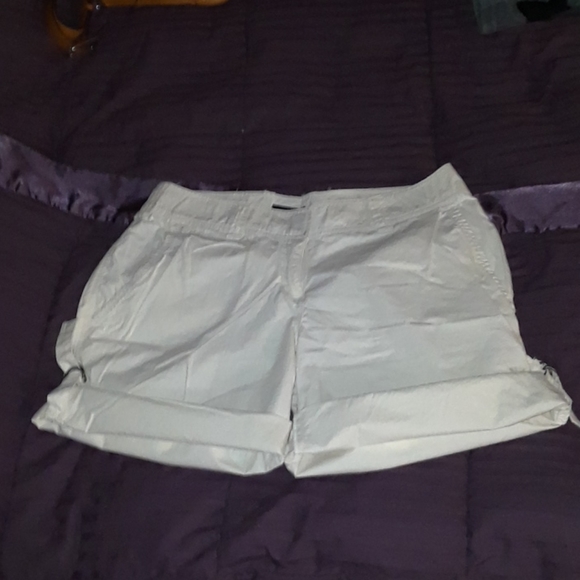 H&M Pants - NWOT size 8 White shorts by H&M Flat front